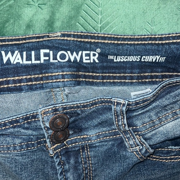 WallFlower Luscious Curvy Bootcut Jeans for Women Mid-Rise Insta Stretch 5 Short - Picture 3 of 9